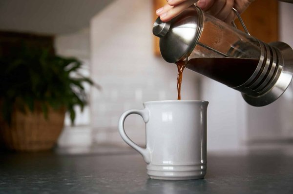 Comment choisir une cafetière avec broyeur à grains intégré pour un arôme optimal?